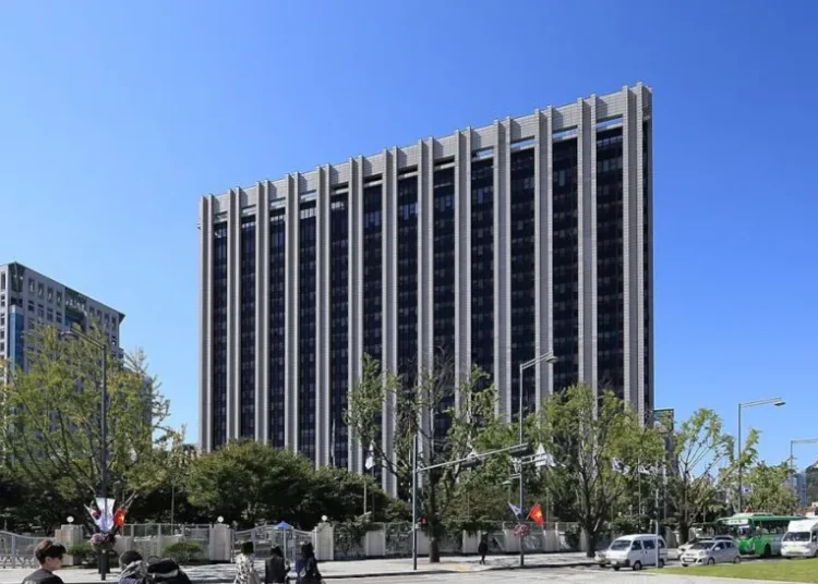 Hybe Responds As Criminal Case Moves Forward Against Bang Si-hyuk, Says It Will ‘Demonstrate That the IPO Was Carried Out in Full Compliance With Laws and Regulations’